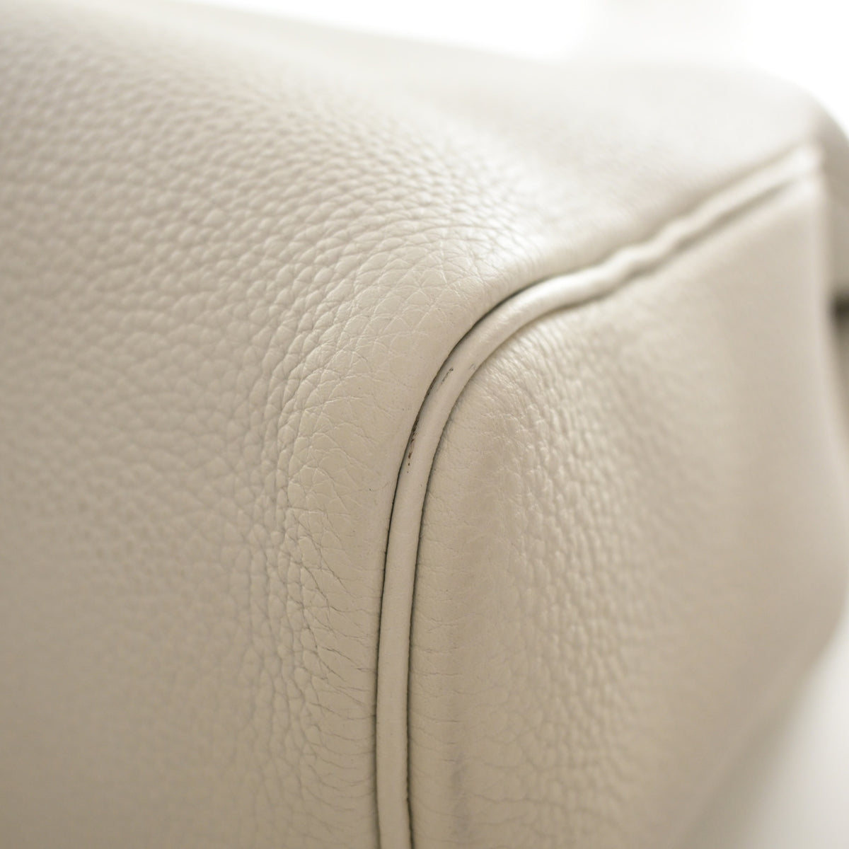Pre-Owned Hermès GM Gris Pale Togo Leather Hac A Dos, corner and edge detail, photo 21 of 23