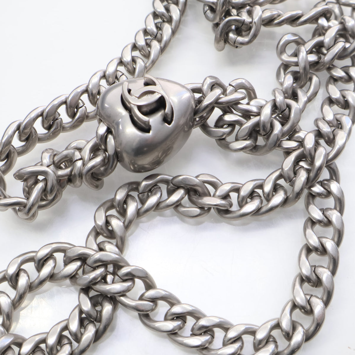 Pre-Owned Chanel Hobo Denim Sweetheart Crush, silver hardware close-up
