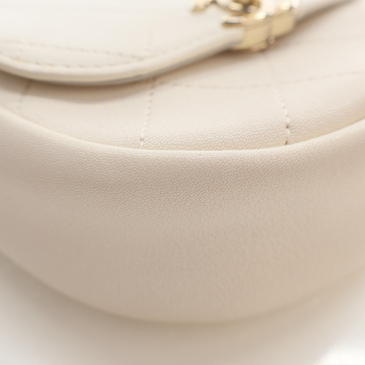 Pre-Owned Chanel Flap Bag Mini Goatskin Casual Trip, corner and edge detail