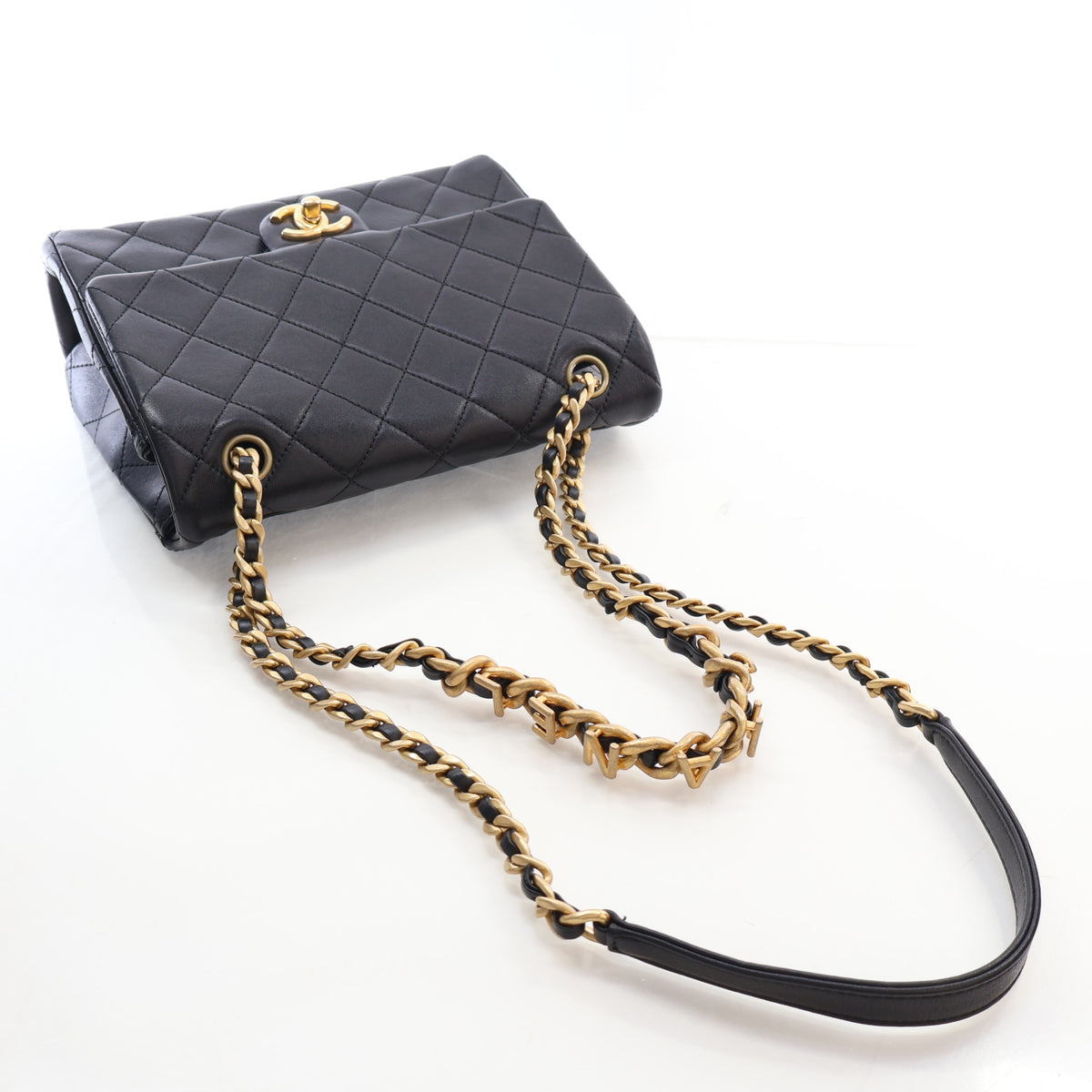 Pre-Owned Chanel Flap Bag Medium Lambskin Chain, strap and chain detail, photo 11 of 17