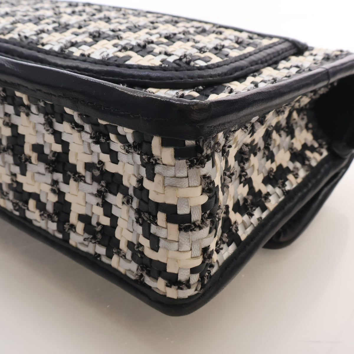 Pre-Owned Chanel Flap Bag Medium Mixed Fibers Classic Single, corner and edge detail, photo 12 of 16