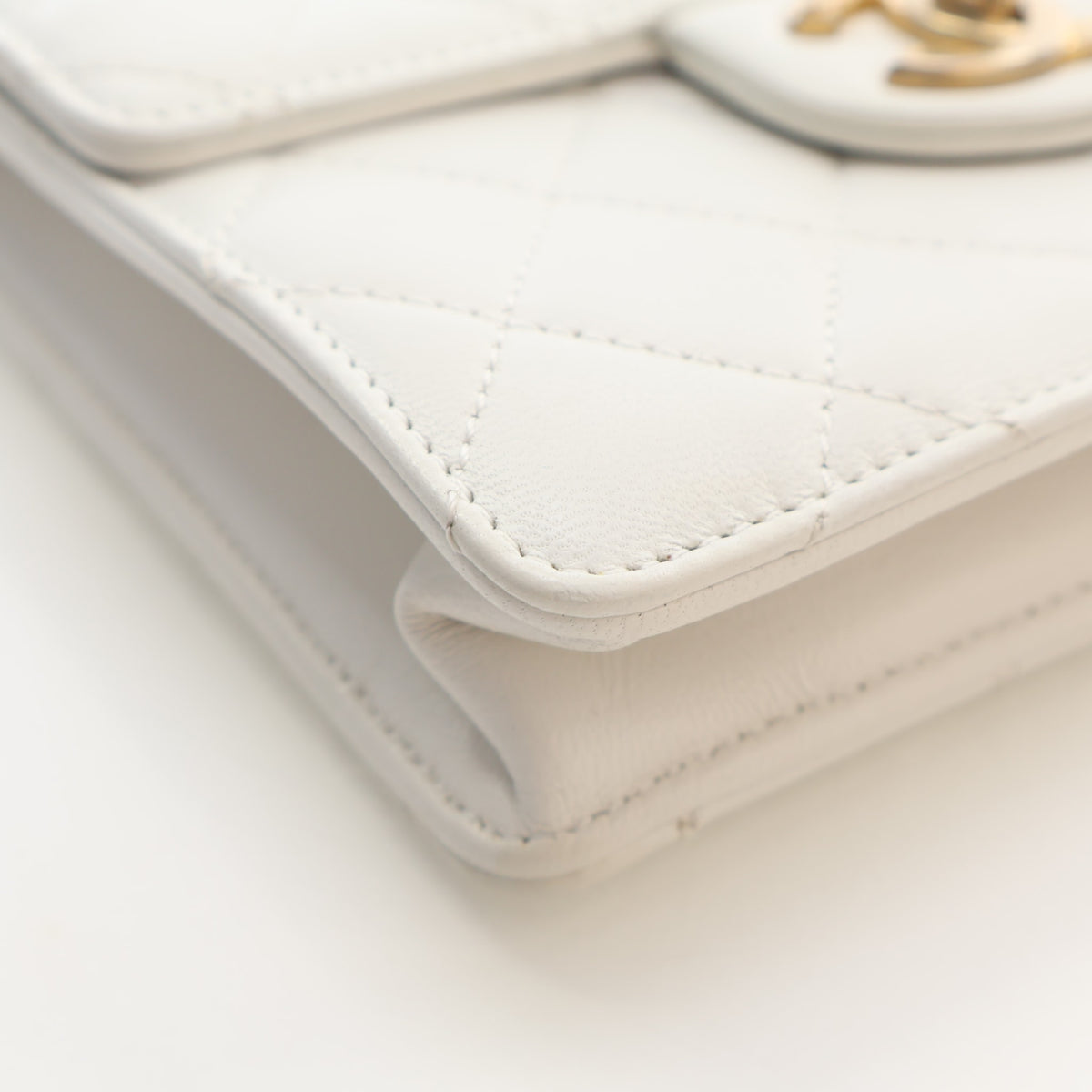 Pre-Owned Chanel Flap Bag Mini Lambskin Chic Pearls, corner and edge detail