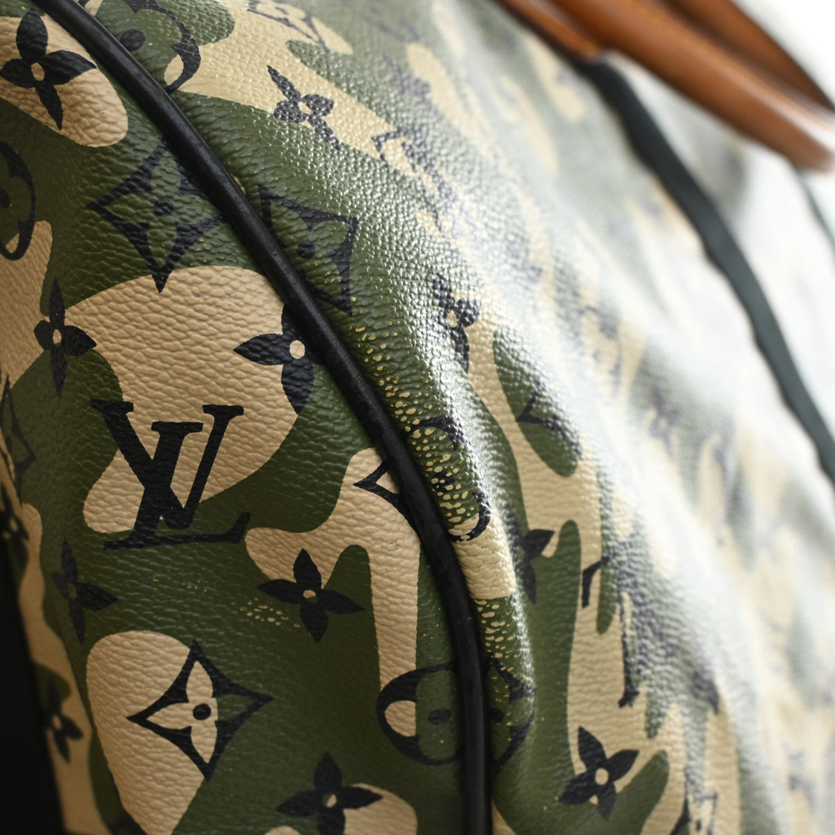 Pre-Owned Louis Vuitton 55 Monogramouflage Keepall Bandouliere, corner and edge detail, photo 13 of 21