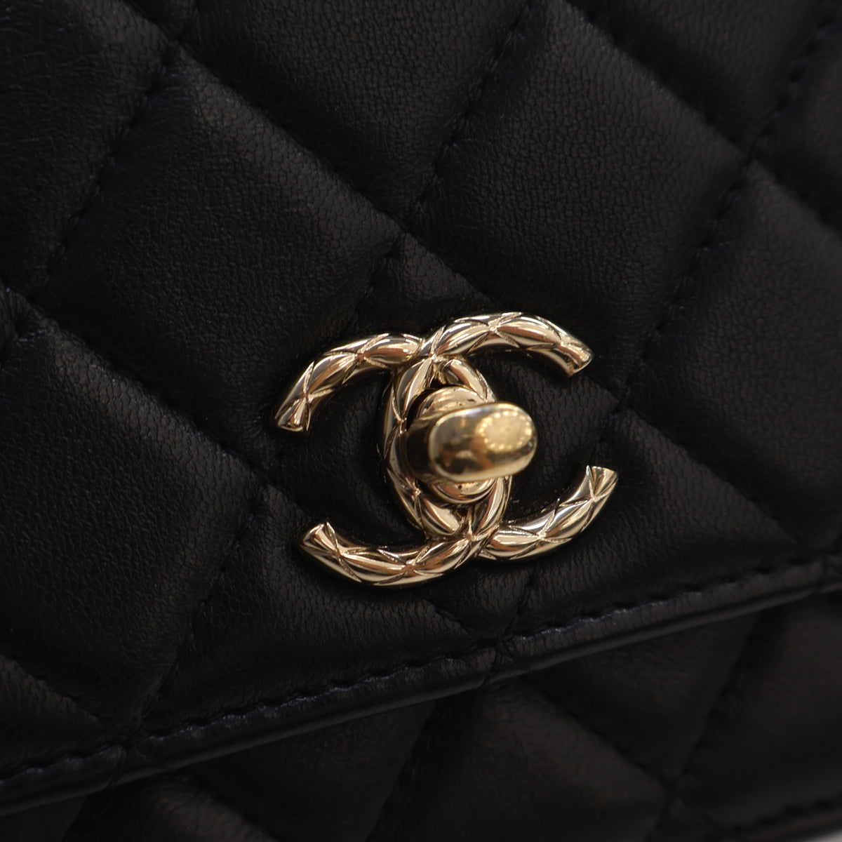 Pre-Owned Chanel Wallet On Chain Lambskin Trendy CC WOC, gold hardware close-up