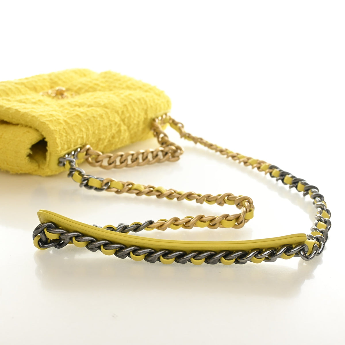 Pre-Owned Chanel 19 Flap Bag Medium Tweed, strap and chain detail