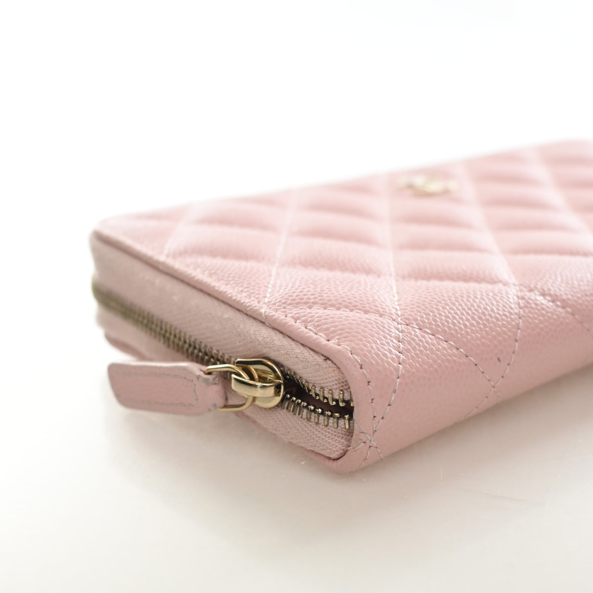 Pre-Owned Chanel Wallet Caviar Leather Long Zippy, gold hardware close-up