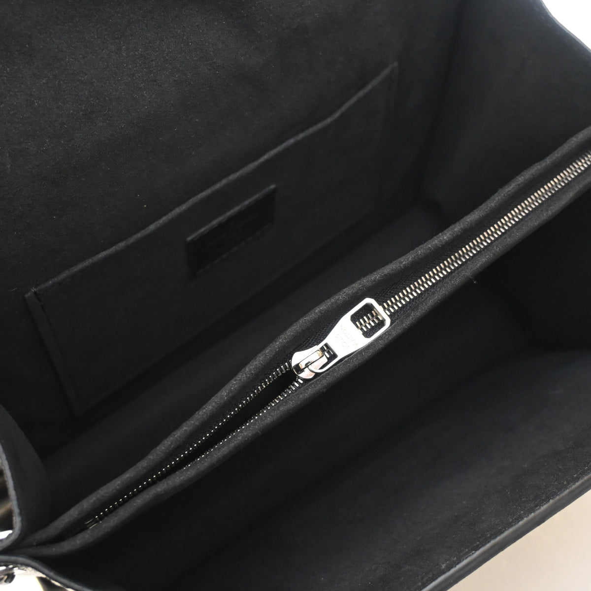 Pre-Owned Louis Vuitton Dauphine MM Reverse Giant Monogram, open interior with lining