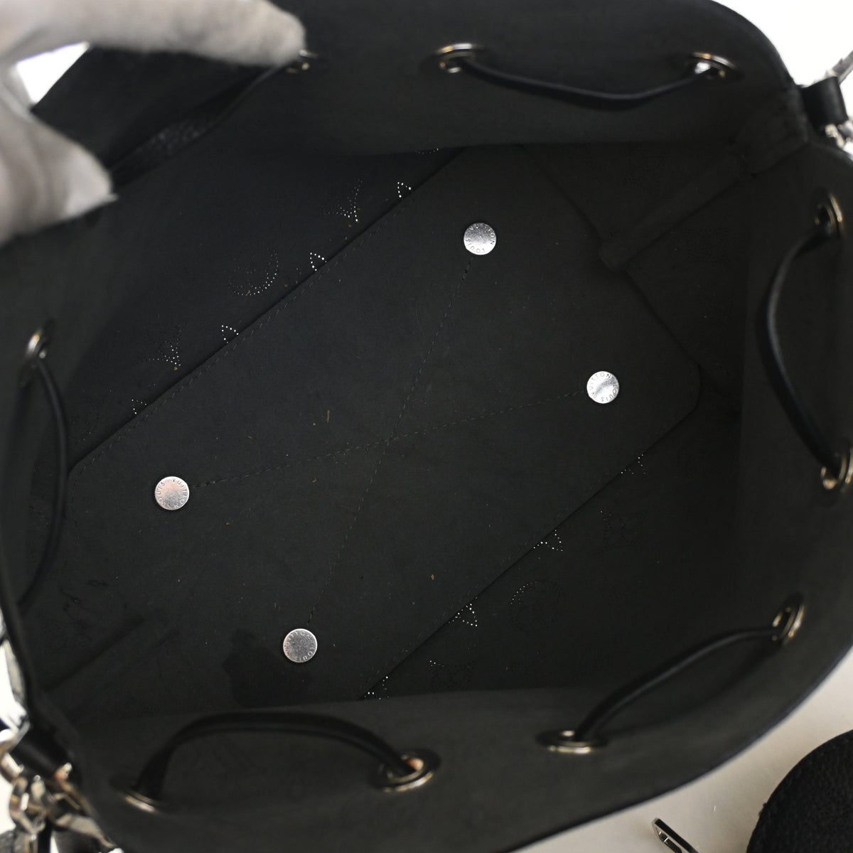 Pre-Owned Louis Vuitton Monogram Mahina Bella, open interior with lining