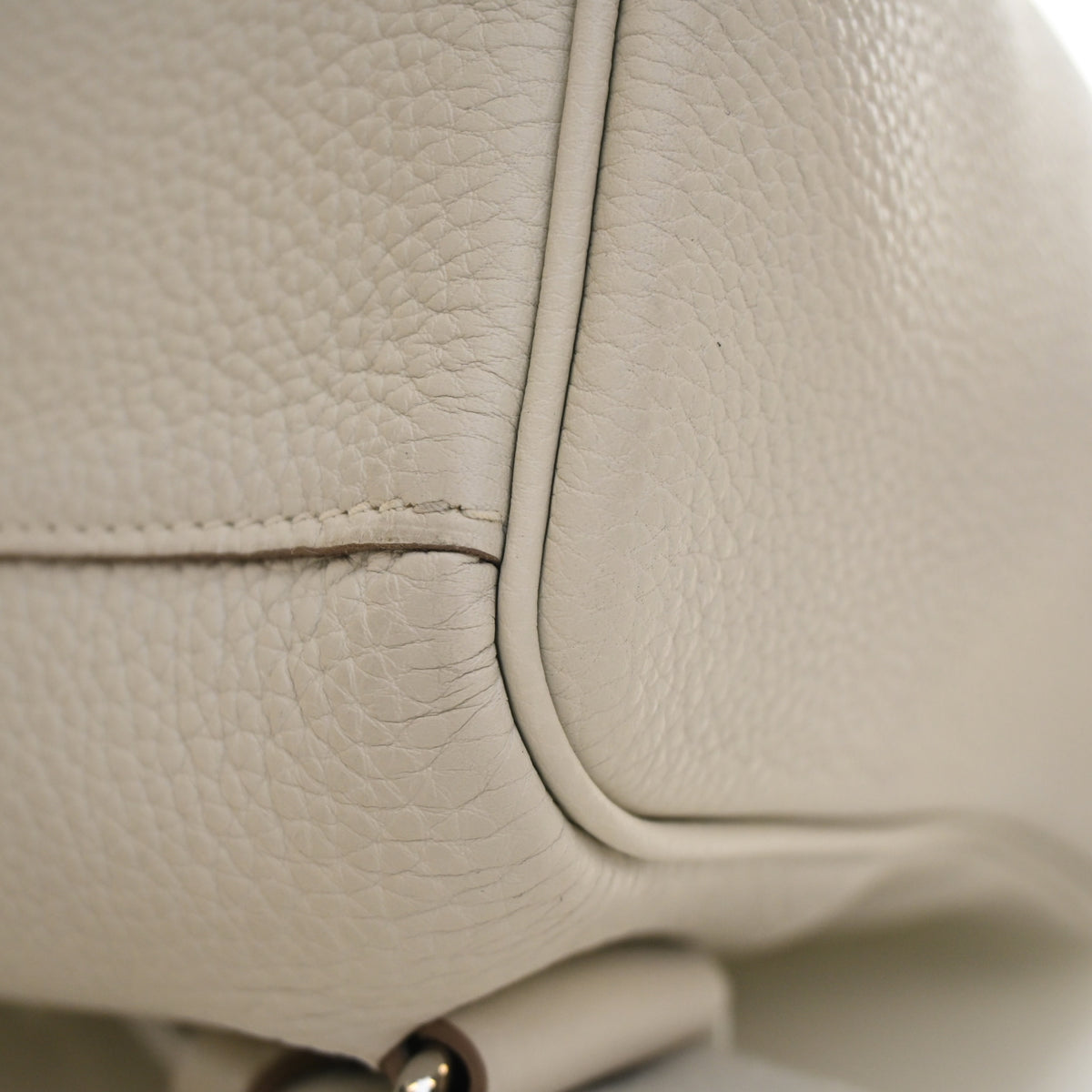 Pre-Owned Hermès GM Gris Pale Togo Leather Hac A Dos, corner and edge detail, photo 22 of 23