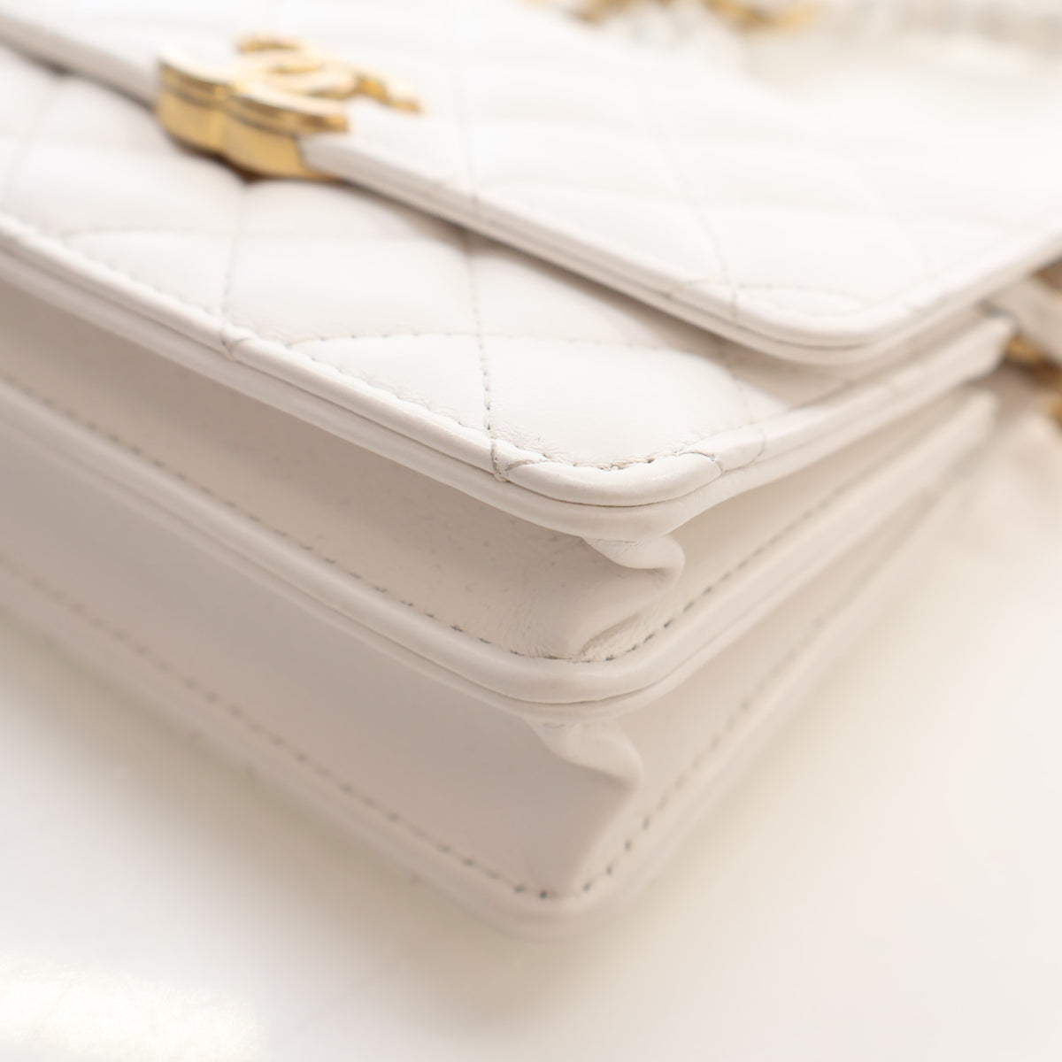 Pre-Owned Chanel Flap Bag Lambskin Chain, corner and edge detail, photo 9 of 17