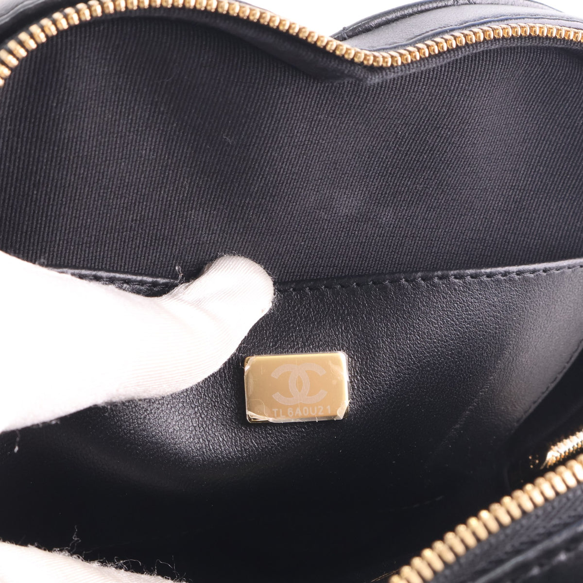 Pre-Owned Chanel Large Lambskin CC In Love Heart Bag, open interior with lining, photo 13 of 14
