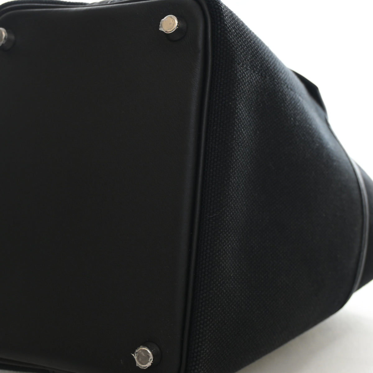 Pre-Owned Hermès Picotin Lock 18 Noir Toile Goeland Cargo, base and feet view, photo 8 of 14