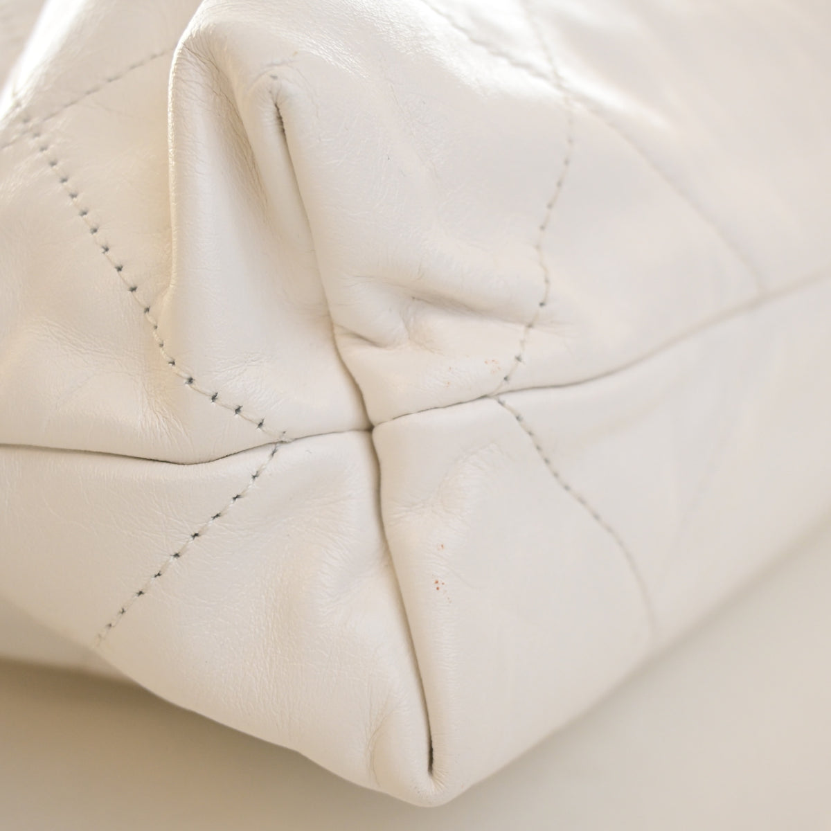 Pre-Owned Chanel 22 Hobo Small Calfskin, corner and edge detail, photo 17 of 17