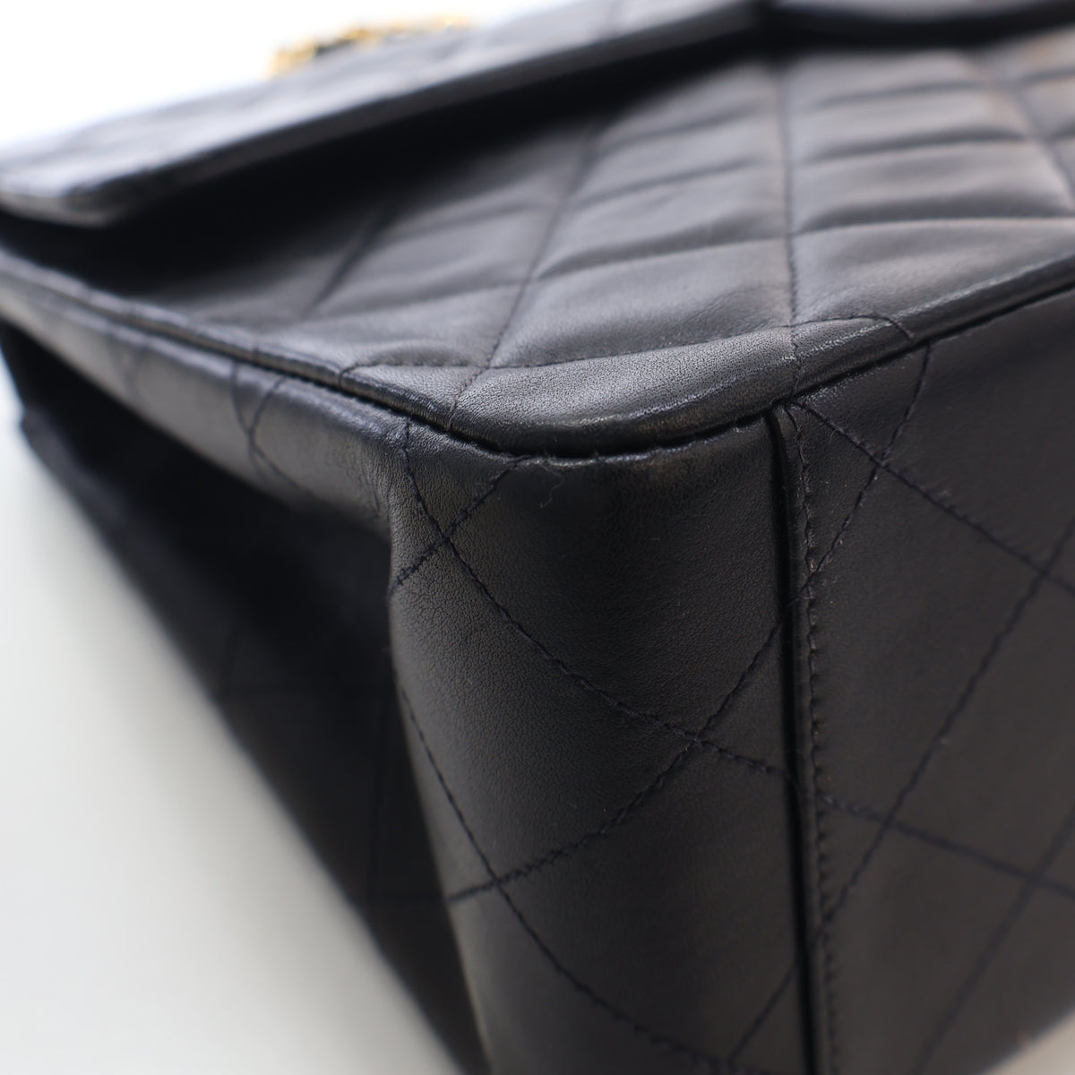 Vintage Chanel Flap Bag Maxi Lambskin Classic Single, corner and edge detail