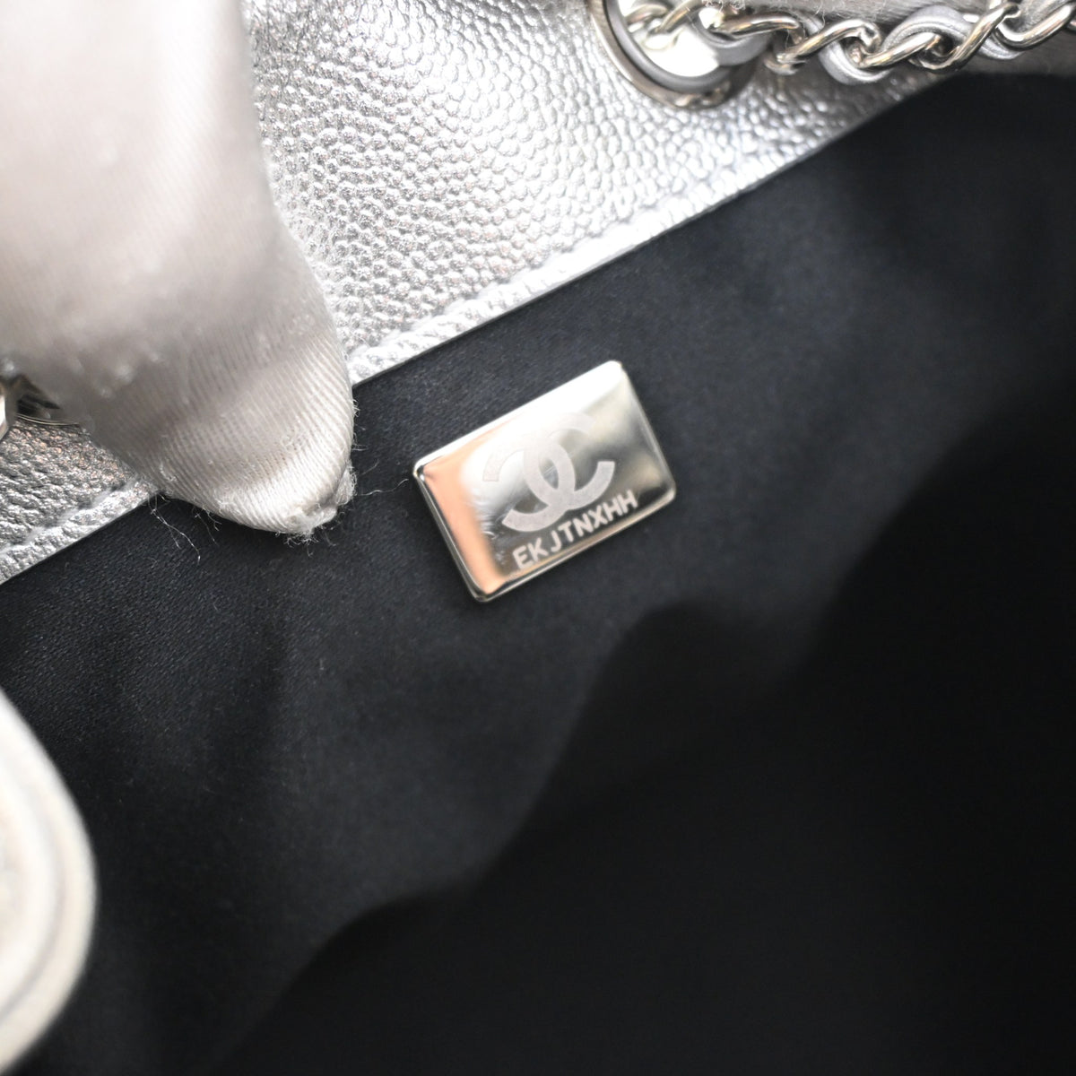 Pre-Owned Chanel Hobo Small Caviar Leather 25, open interior with lining, photo 13 of 14