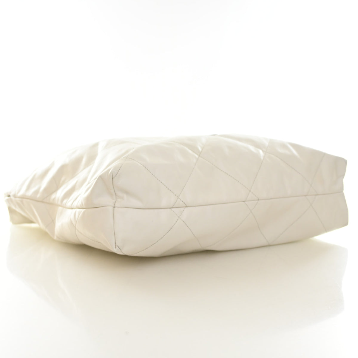 Pre-Owned Chanel 22 Hobo Large Calfskin, base and feet view