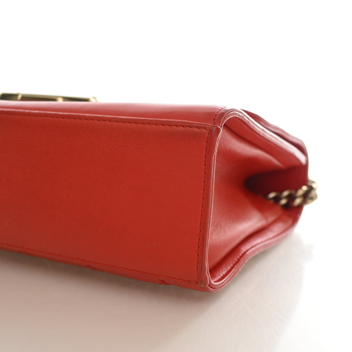Pre-Owned Chanel Flap Bag Medium Calfskin Label Click, corner and edge detail