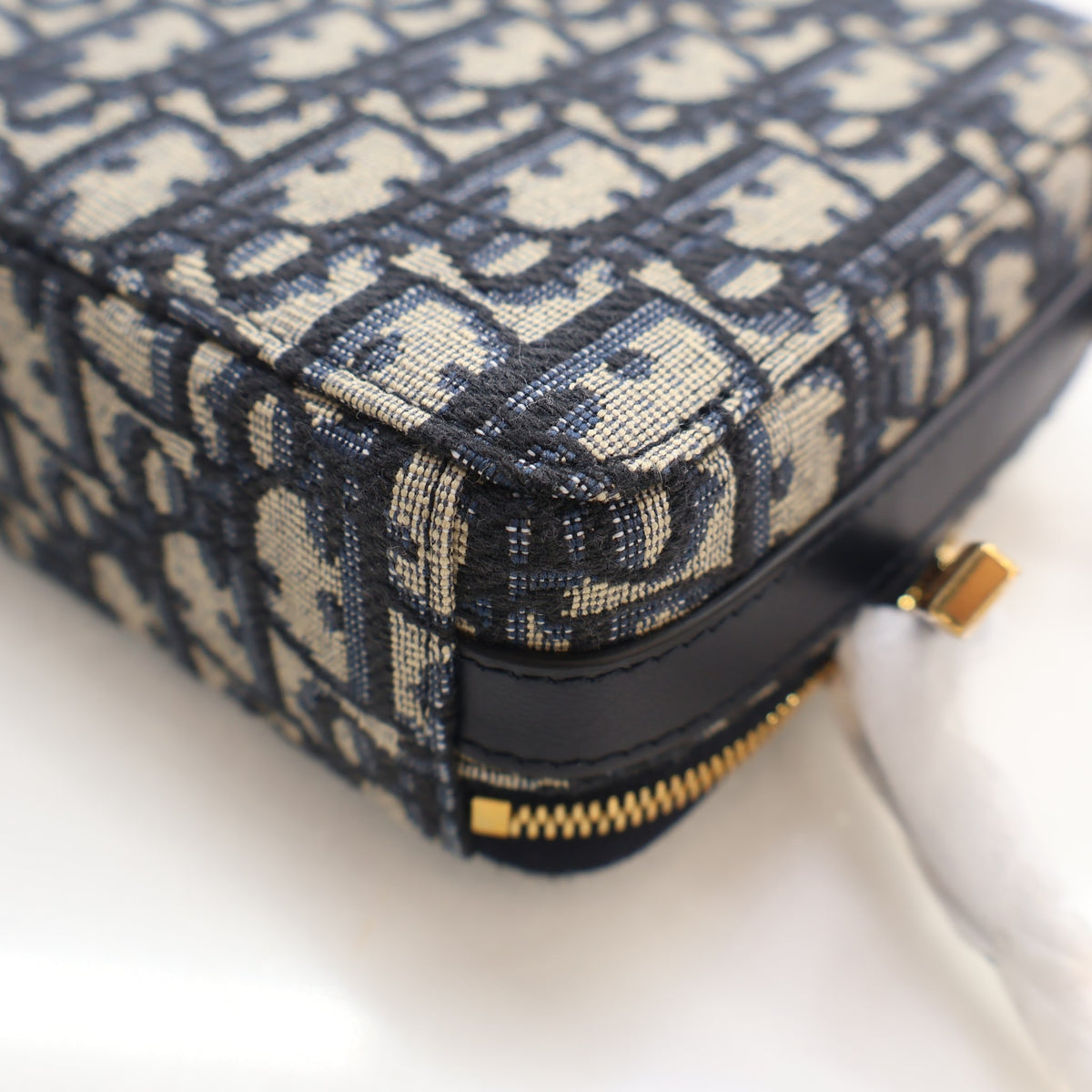 Pre-Owned Christian Dior 30 Oblique Montaigne, corner and edge detail, photo 13 of 16