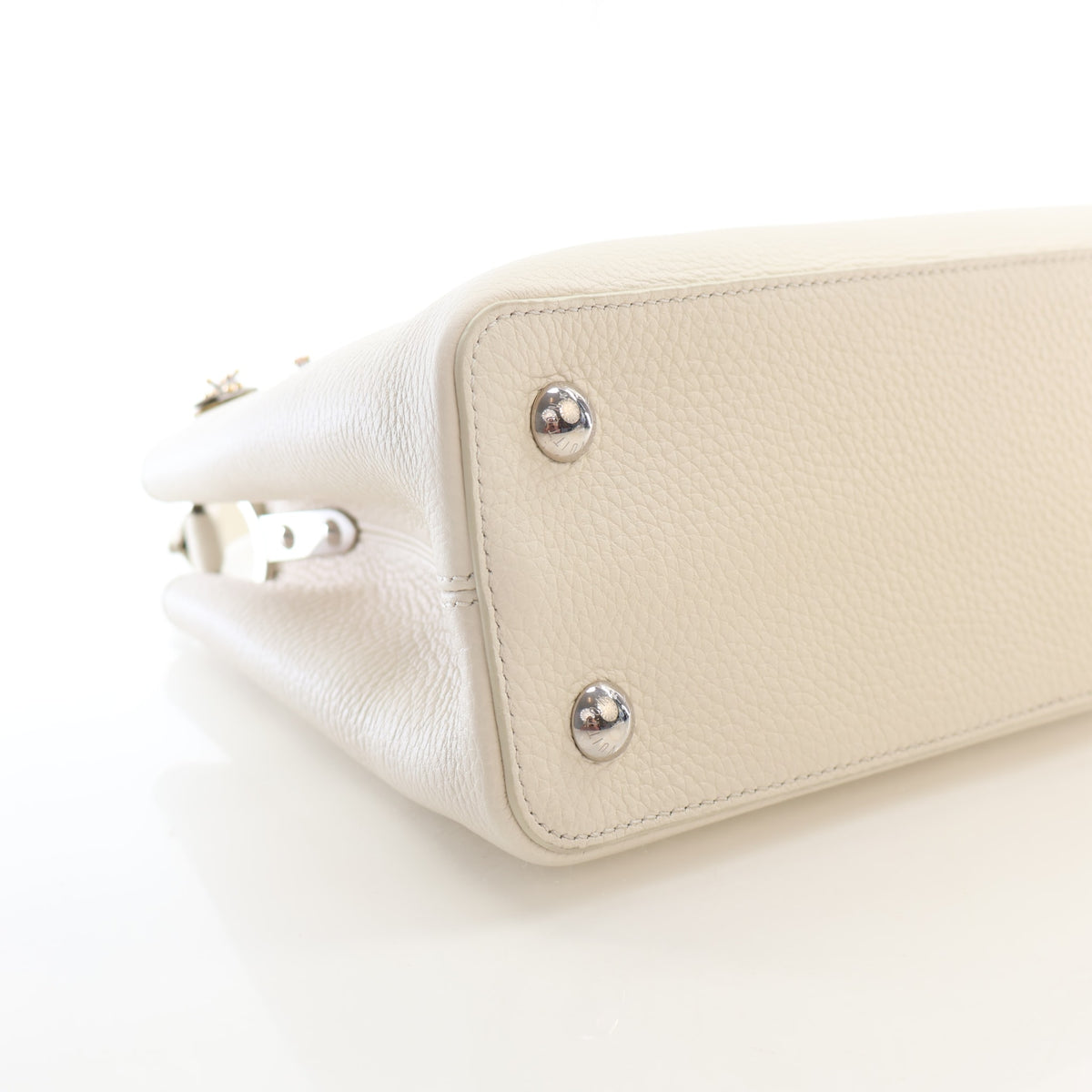 Pre-Owned Louis Vuitton MM Taurillon Capucines, base view