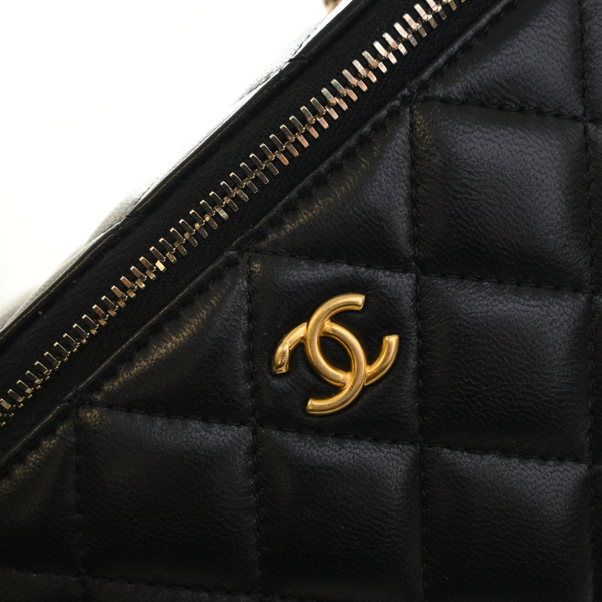 Pre-Owned Chanel Vanity Small Lambskin Pearl Crush, gold embossed logo detail