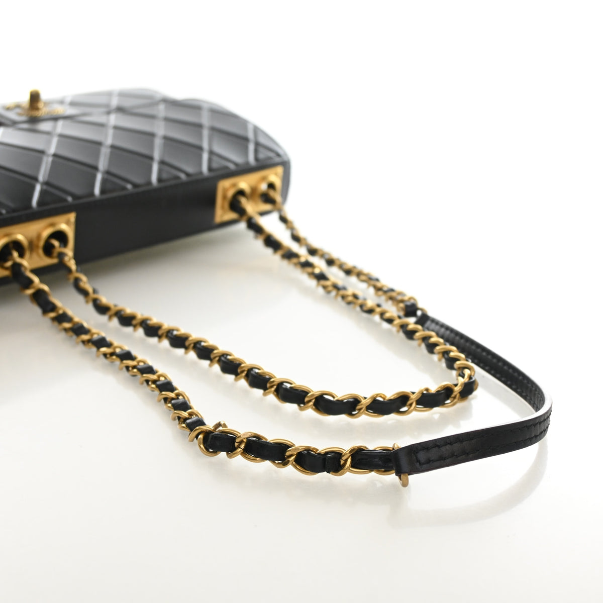 Pre-Owned Chanel Flap Bag Medium Calfskin Single, strap and chain detail