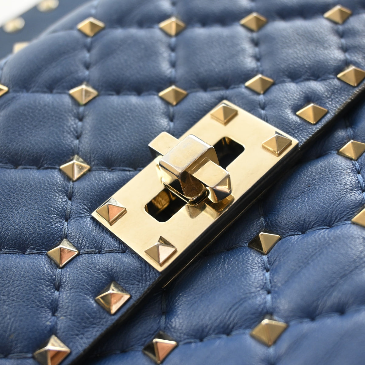 Pre-Owned Valentino Shoulder Bag Lambskin Rockstud Spike, gold hardware close-up