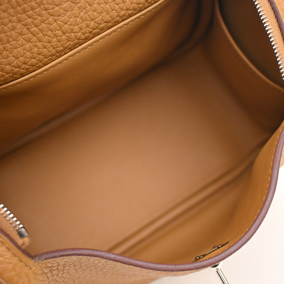 Pre-Owned Hermès Lindy Mini Sesame Clemence Leather 20, open interior with lining