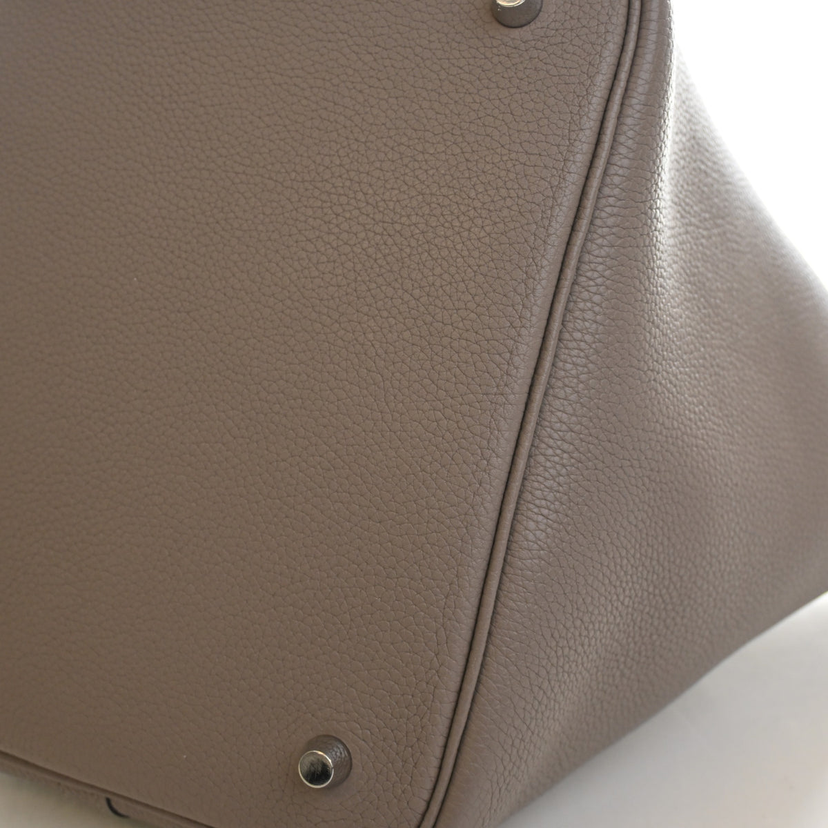 Pre-Owned Hermès Picotin Lock 22 Gris Asphalte Clemence Leather, base and feet view, photo 8 of 14