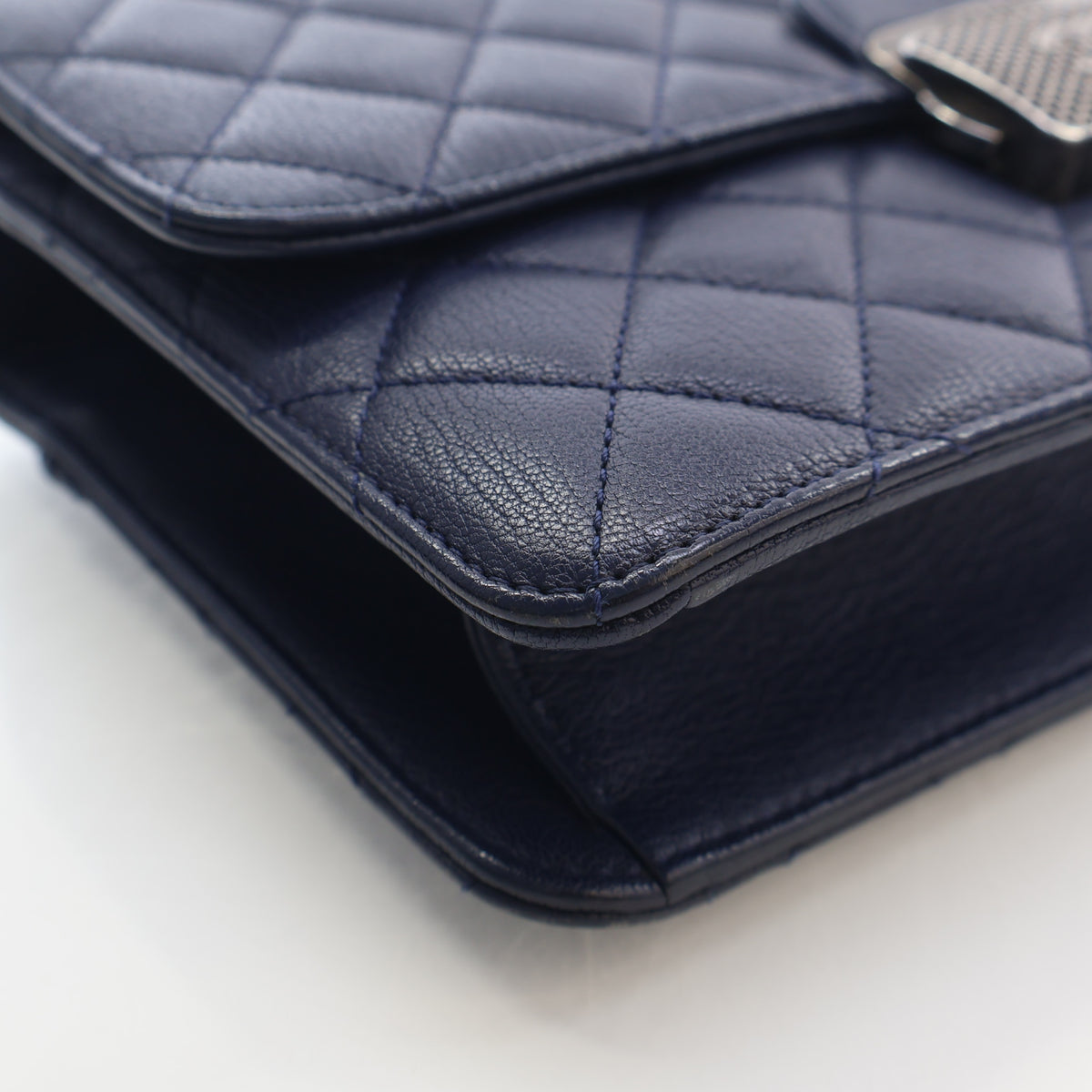 Pre-Owned Chanel Flap Bag Small Goatskin University, corner and edge detail