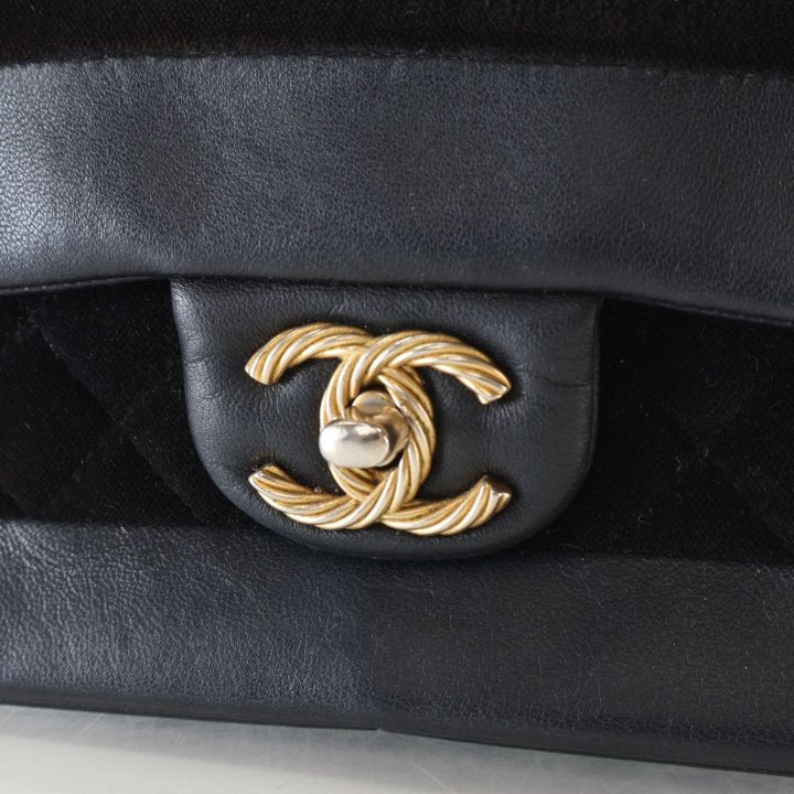 Pre-Owned Chanel Flap Bag Medium Metallic Lambskin Velvet Quilted, gold hardware close-up