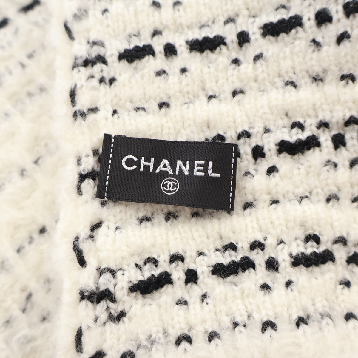 Pre-Owned Chanel Scarf Wool Cashmere CC, interior label and date code