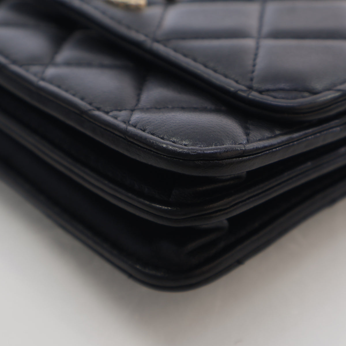 Pre-Owned Chanel Wallet On Chain Lambskin Trendy CC WOC, corner and edge detail