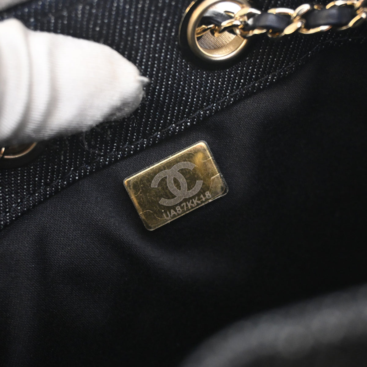 Pre-Owned Chanel Hobo Mini Denim 25, gold embossed logo detail