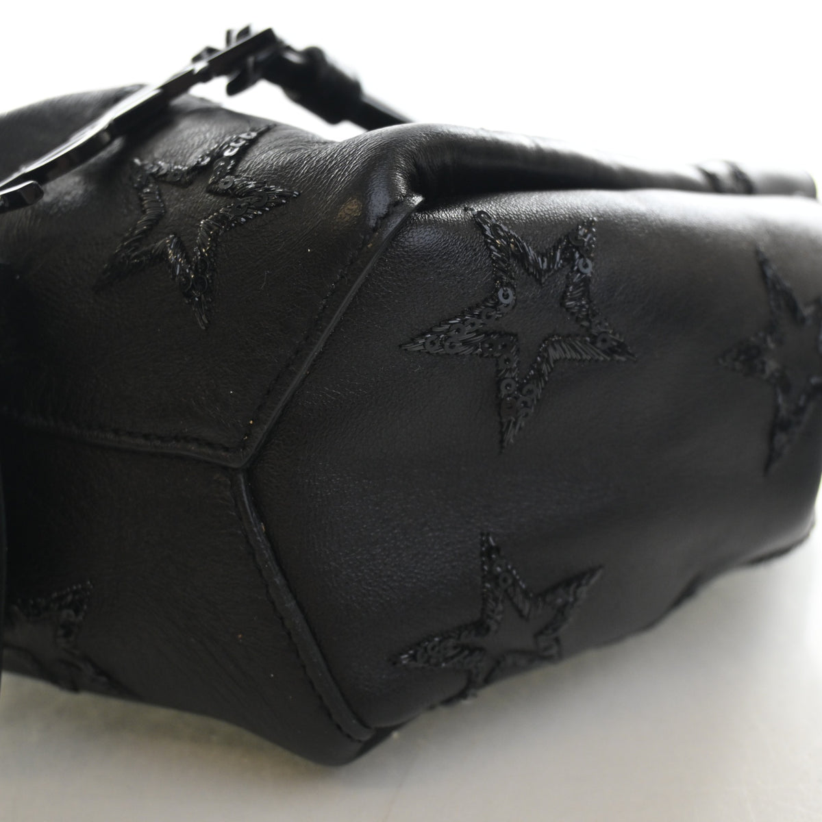 Pre-Owned Saint Laurent Bucket Bag Mini Calfskin Emmanuelle, corner and edge detail