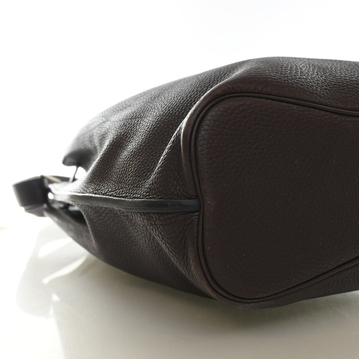 Pre-Owned Hermès Kelly 26 Chocolat Clemence Leather So, base view