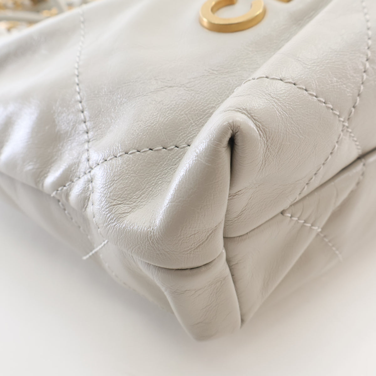 Pre-Owned Chanel 22 Hobo Mini Calfskin, corner and edge detail, photo 8 of 18