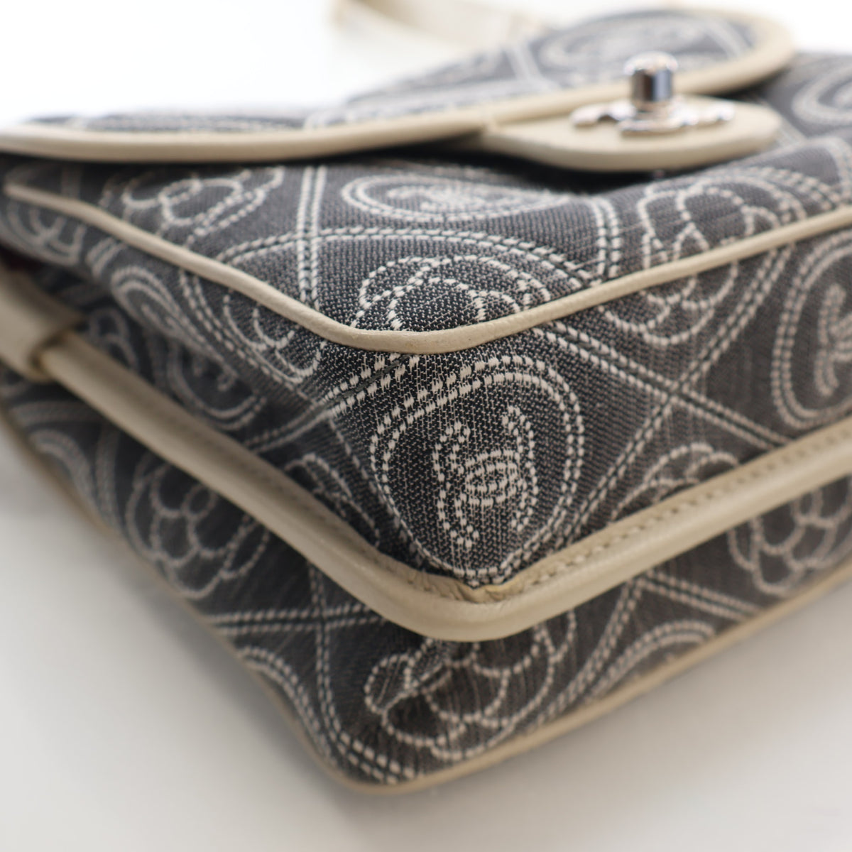 Pre-Owned Chanel Flap Bag Camellia Printed Canvas Double Side, corner and edge detail
