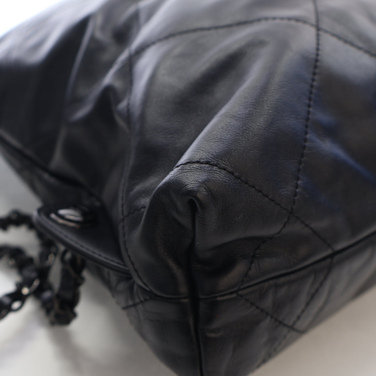 Pre-Owned Chanel Backpack 22 Shiny Calfskin, corner and edge detail, photo 13 of 17