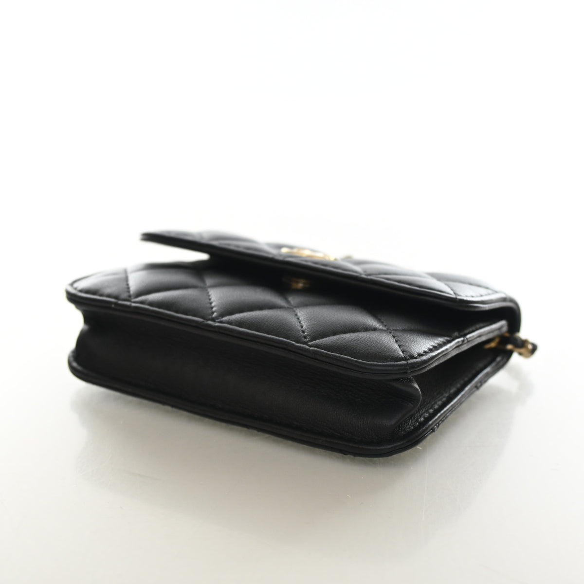 Pre-Owned Chanel Clutch Mini Lambskin Pearl Crush With Chain, side profile, photo 7 of 13