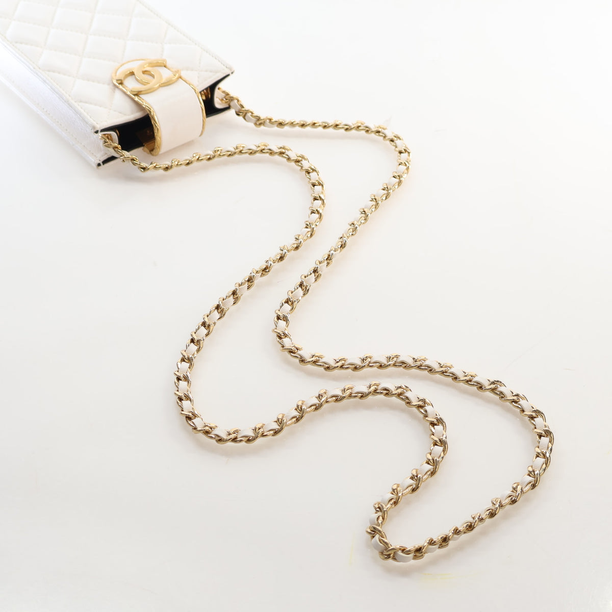 Pre-Owned Chanel Phone Holder Lambskin On Chain, strap and chain detail
