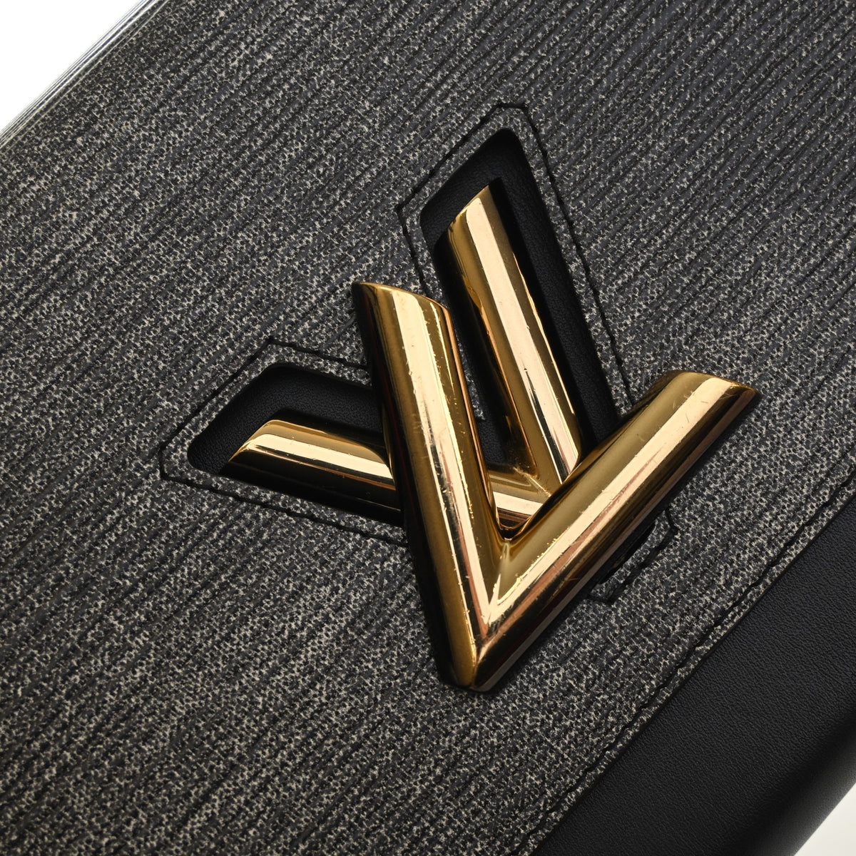 Pre-Owned Louis Vuitton MM Epi LV Twist, gold hardware close-up
