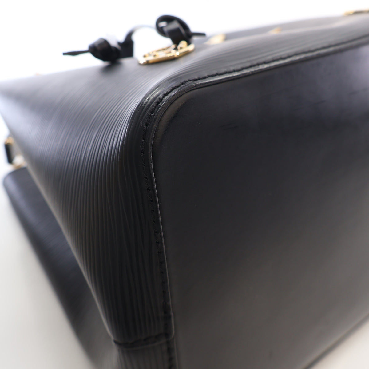 Pre-Owned Louis Vuitton MM Epi Néo Noé Love Lock, corner and edge detail