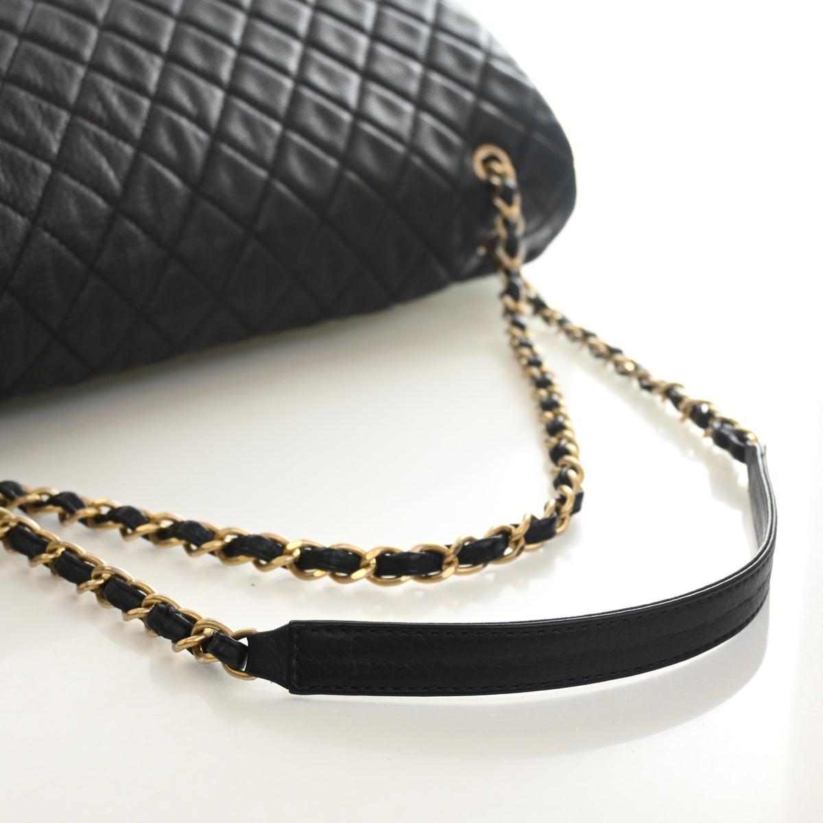Pre-Owned Chanel Flap Bag XXL Calfskin Airline Single, strap and chain detail