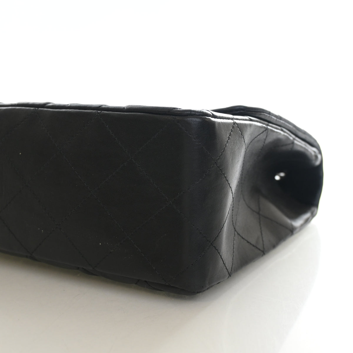 Pre-Owned Chanel Flap Bag Jumbo Lambskin Classic Single, corner and edge detail, photo 12 of 16