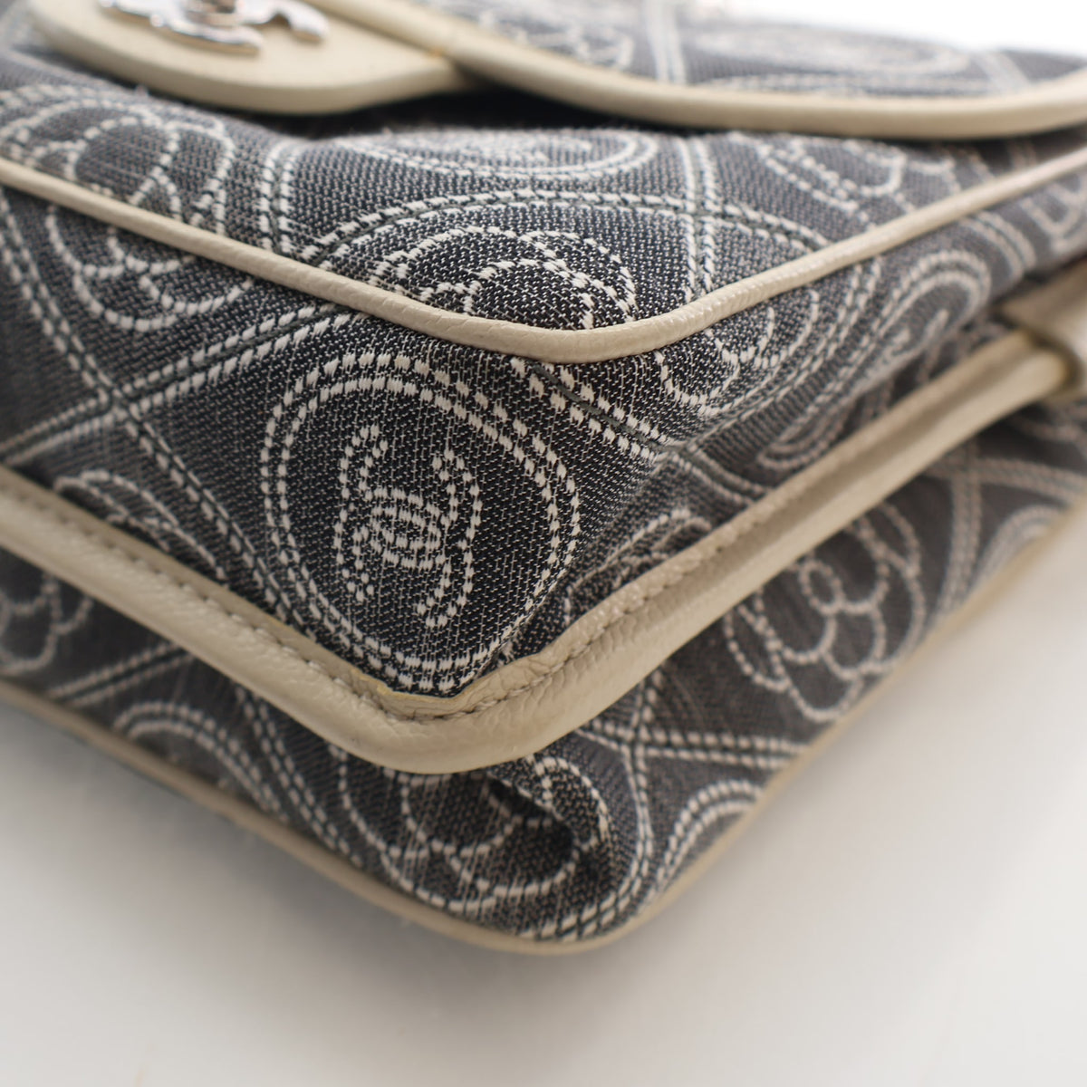 Pre-Owned Chanel Flap Bag Camellia Printed Canvas Double Side, corner detail