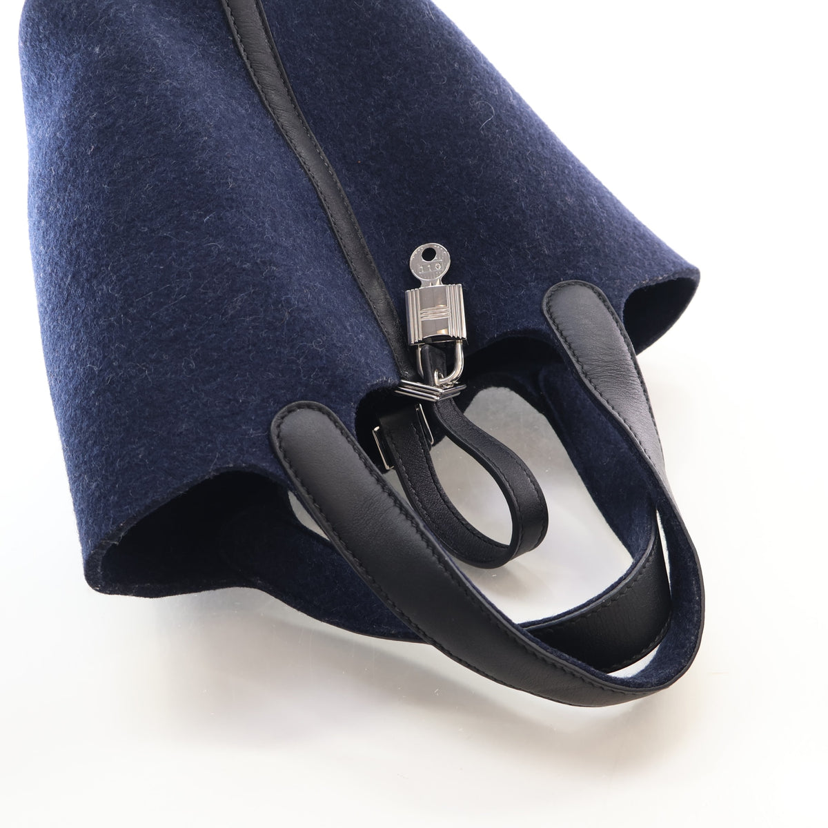 Pre-Owned Hermès Picotin Lock 18 Bleu Nuit Feutre, detail view