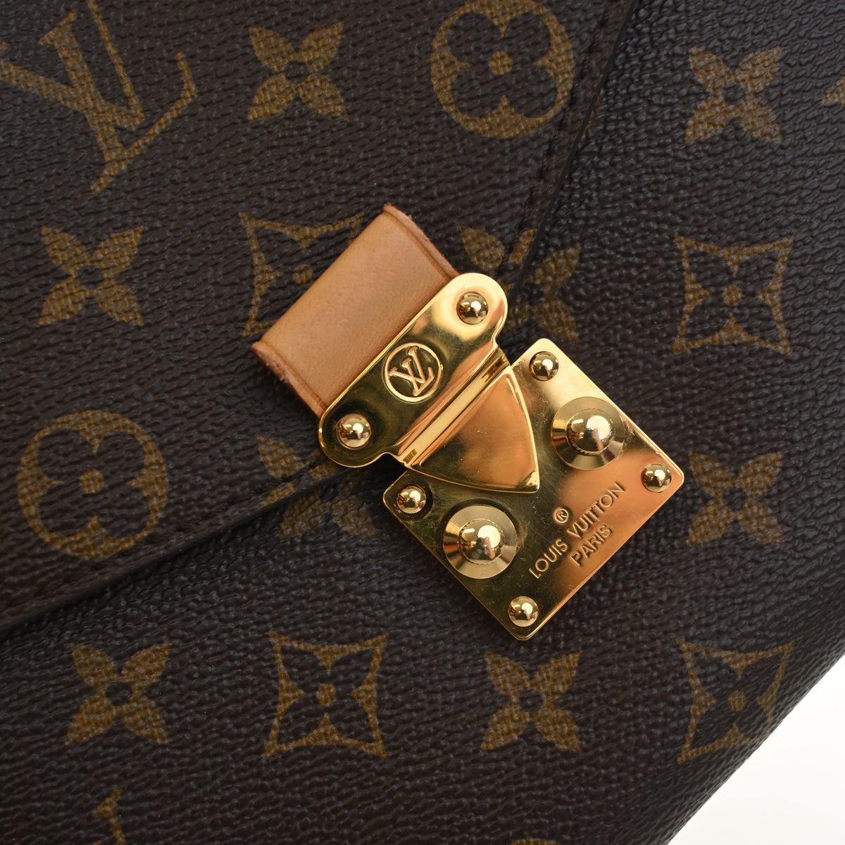 Pre-Owned Louis Vuitton Pochette Metis Monogram, gold hardware close-up