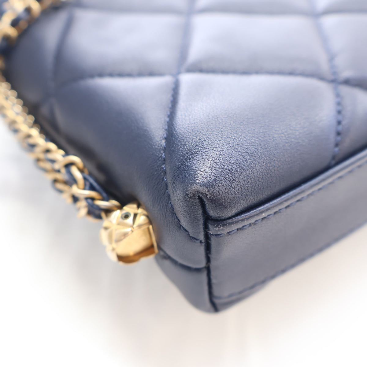 Pre-Owned Chanel Flap Bag Medium Lambskin Chain, corner and edge detail, photo 14 of 19