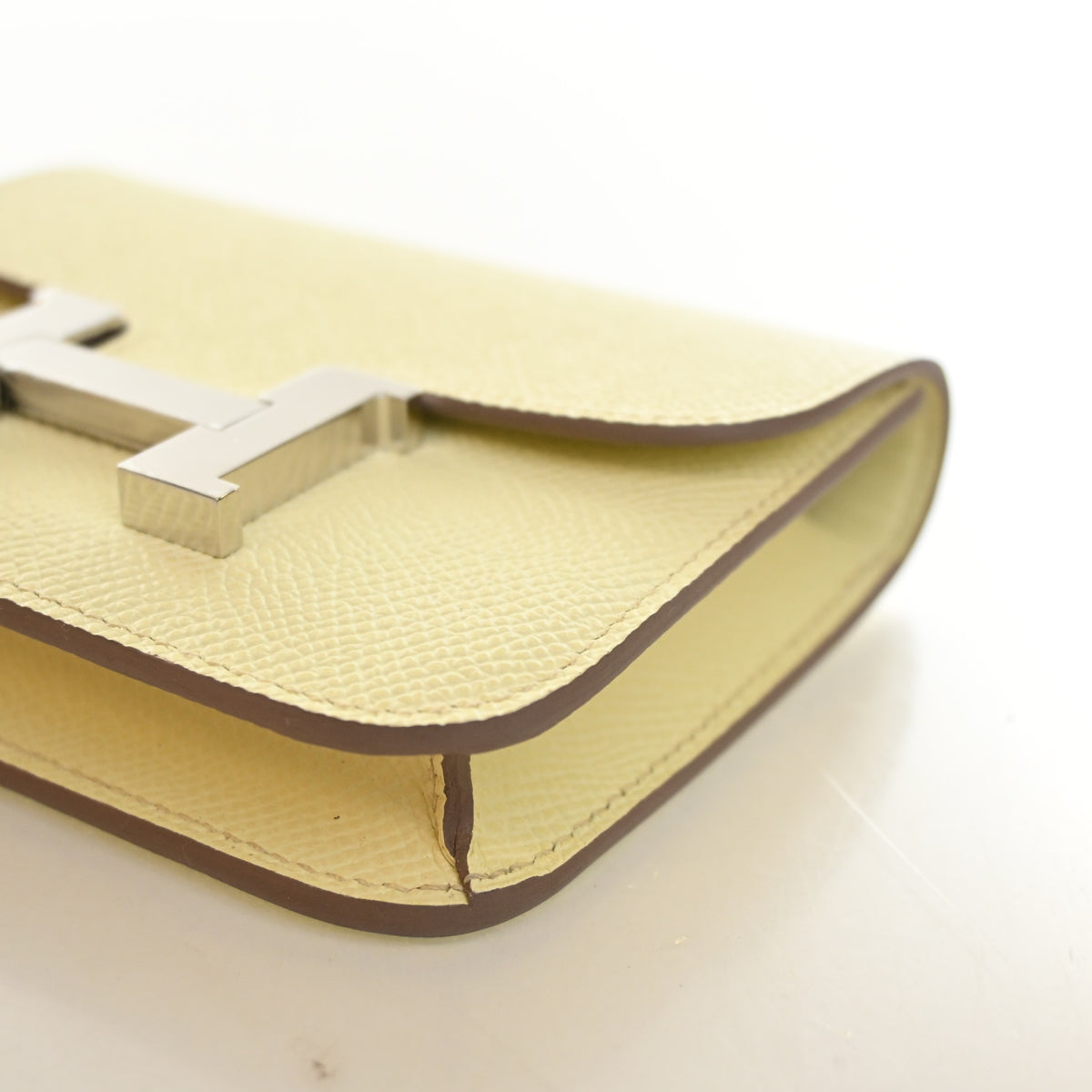 Pre-Owned Hermès Constance Jaune Poussin Slim Wallet, corner detail