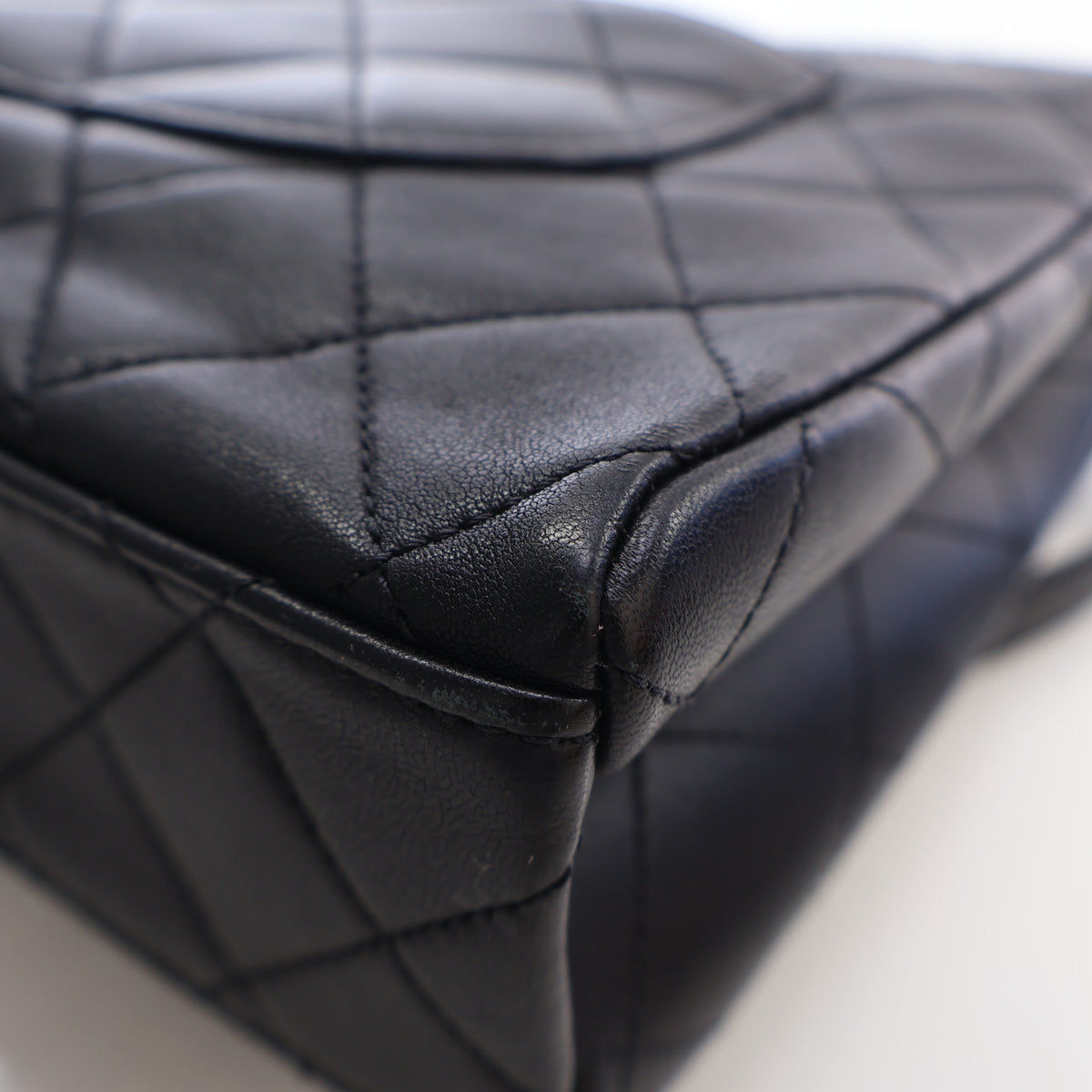 Pre-Owned Chanel Flap Bag Medium Lambskin Chain, corner and edge detail, photo 14 of 17